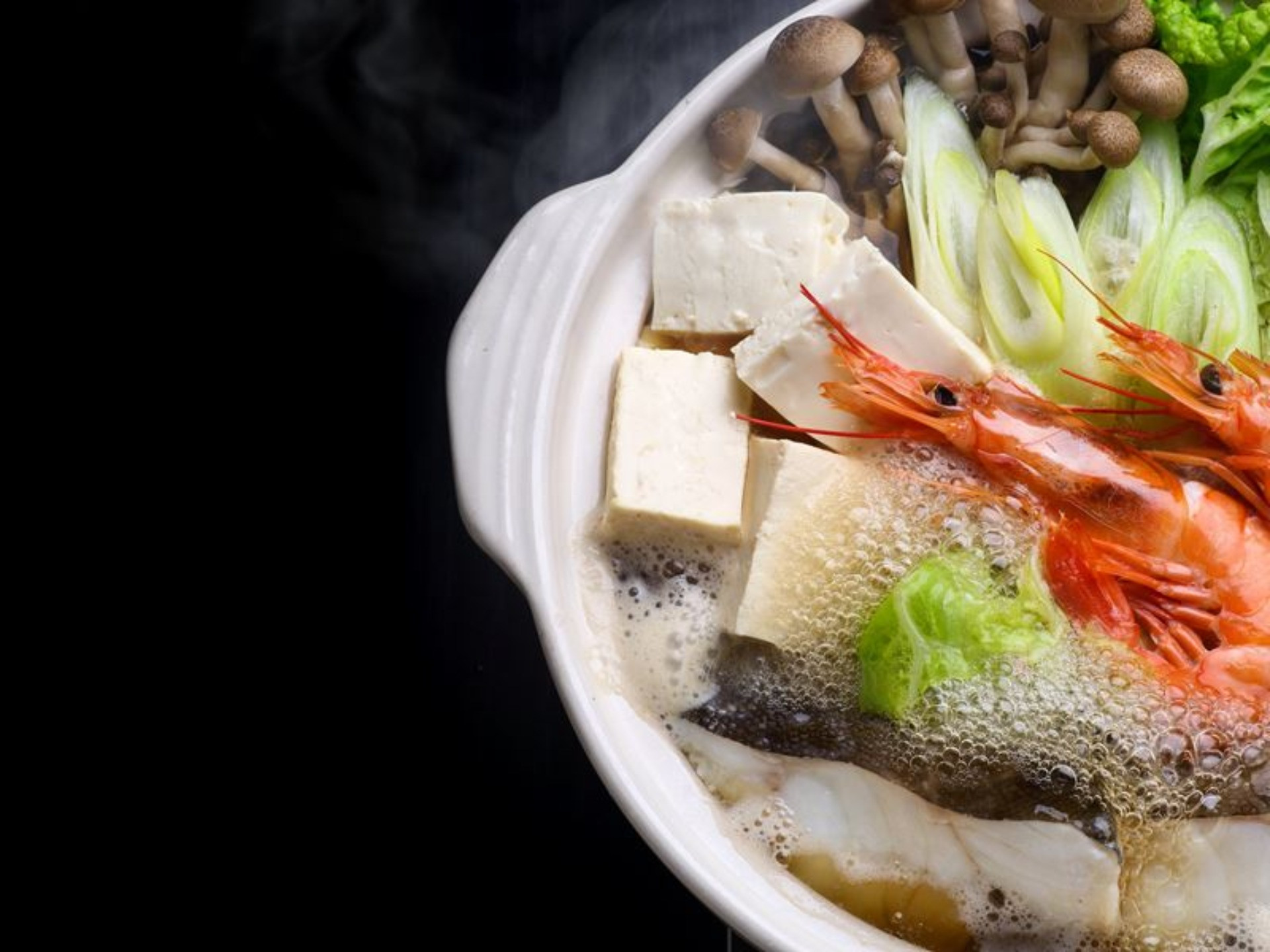 洲本の自然環境が織りなす海鮮を使った鍋料理をお楽しみください